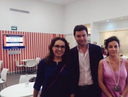 Viviane Morales estuvo en el Hay Festival y aprovechó para tomarse una fotografía junto a Thomas Piketty y su colega, la senadora liberal Sofia Gaviria.