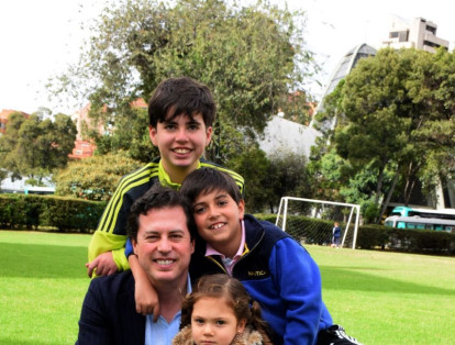 El precandidato liberal Juan Manuel Galán junto a sus tres hijos.