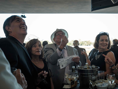 "Solíamos beber champán", dice Teresa Aczel Quattrone, una carioca de 70 años con una gran pamela beige y una enorme gargantilla de perlas, durante el Gran Premio Brasil del domingo, la mayor carrera de caballos del año. "Ahora, bebemos cerveza", lamenta.