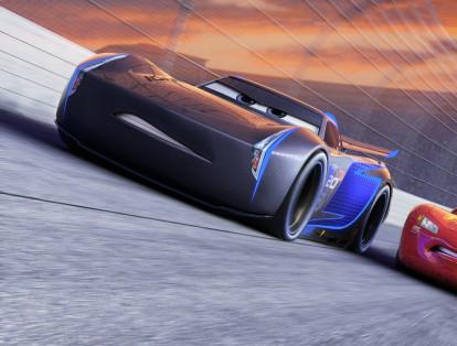 La saga animada ‘Cars’ está ambientada en un mundo poblado enteramente por automóviles y otros vehículos, su protagonista es Rayo McQueen, un Chevrolet Corvette C6.