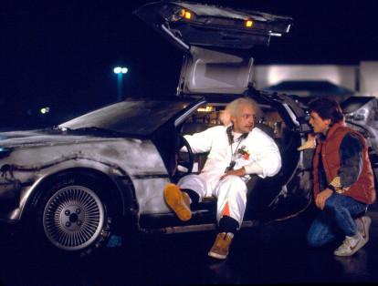 La trilogía de ‘Volver al futuro’ narra la historia de Marty McFly, un joven de 17 años, amigo del científico Doc Emmet Brown, quien inventa una máquina del tiempo fabricada a partir de un automóvil DeLorean.
