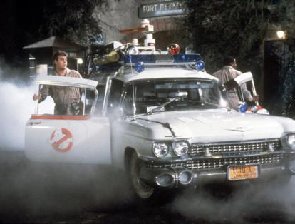 La película estadounidense ‘Los Cazafantasmas’, estrenada en 1984, tenía un estrambótico cruce entre ambulancia, coche fúnebre y tanque contra espíritus, que era el auto ideal para cazar fantasmas.