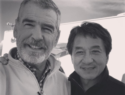 "Con el gran Jackie Chan... hombre superior", así es como Brosnan acompaña esta foto publicada en su Instagram y en la que tiene casi 13.000 me gusta.