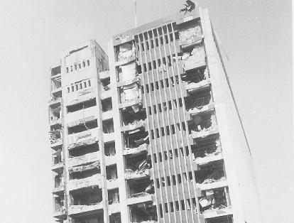 El atentado al edificio del Departamento Administrativo de Seguridad (DAS) ocurrió el 6 de diciembre de 1989 cuando un bus de la Empresa de Acueducto y Alcantarillado de Bogotá explotó con más de 500 kilogramos de dinamita, dejando 660 personas heridas y 63  muertas.