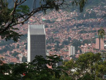 Cuatro años tardaron ingenieros y obreros en levantar la torre más emblemática de Medellín y referente de ingeniería en Colombia: el edificio Coltejer, con 175 metros de altura.
