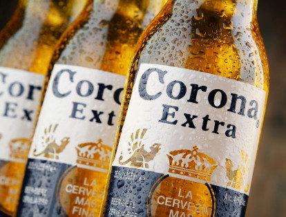 2. Corona Extra (México), US$7.647 millones

"En México y en el mundo, la cerveza es Corona" es el slogan que a menudo la marca utiliza en campañas publicitarias. Esta cerveza, hecha por el Grupo Modelo, se distribuye en más de 150 países, en México es la más consumida y en Estados Unidos es la primera en importación.