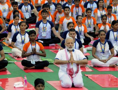 El primer ministro indio, Narendra Modi, practica yoga para celebrar el Día Internacional del Yoga en Lucknow, Uttar Pradesh (India). Las Naciones Unidas declararon el 21 de junio como Día Internacional del Yoga tras aprobar una resolución propuesta por el gobierno del primer ministro indio Narendra Modi.