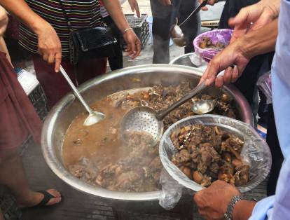 Sin embargo, este miércoles los carniceros continuaron con su tradición cocinando y salteando en woks pedazos de carne canina.