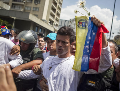 El opositor venezolano Leopoldo López grita "me están torturando" desde dentro de la cárcel militar de Ramo Verde.