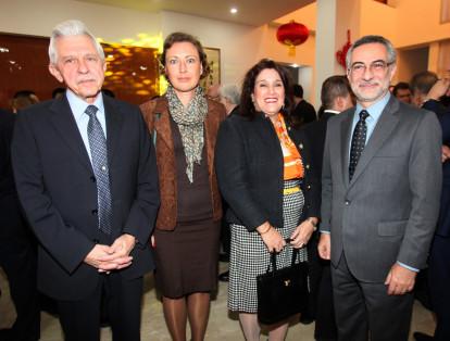 Sergei N. Koshkin (Embajador Rusia), Olga KoshKina, Ena García de Igueras, (Emajada de Perú) y Julio Bitelli (Embajador de Brasil).