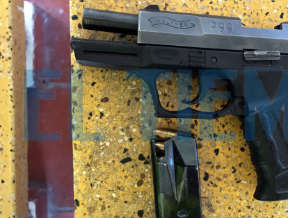 Esta pistola 9 milímetros estaba en poder de una de las mujeres capturadas. Este sábado se llevaron a cabo 10 allanamientos en el marco de las investigaciones por el atentado al centro comercial Andino.