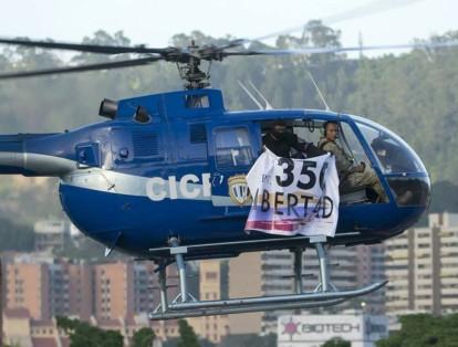 Un inspector de la policía científica de Venezuela, identificado como Oscar Pérez, sobrevoló este martes la sede del Supremo en la capital en un helicóptero de este cuerpo de seguridad con un mensaje por la "libertad" del país y más tarde pidió a través de un vídeo la renuncia del presidente, Nicolás Maduro.