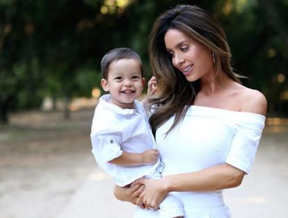 La artista, de familia europea y dominicana, ha compartido a través de sus fotos en Instagram que tienen una relación estable en compañía de su hijo. Actualmente, la pareja espera su siguiente hijo.