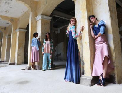 En el antiguo colegio de la Sagrada Familia se llevó a cabo la sesión fotográfica a cargo del fotógrafo Juan Jaramillo y las modelos caleñas Mónica Castaño, Marita Botero, Mary Montaño y Valentina Forero.