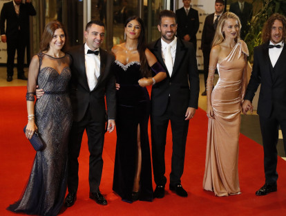 De izquierda a derecha, Núria Cunillera y su esposo Xavi Hernández, Daniella Semaan y su esposo Francesc Fabregas y Vanesa Lorenzo y su esposo Carles Puyol.