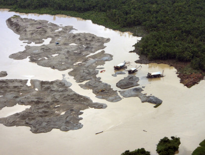 Un sobrevuelo deja ver las afectaciones ambientales de la minería ilegal sobre el río Atrato y otros ecosistemas del Chocó.