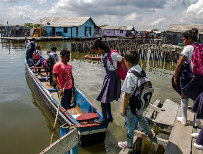 Cuando terminan las clases los niños son llevados a sus casas en esta canoa, que es el ‘bus escolar’ de Nueva Venecia.