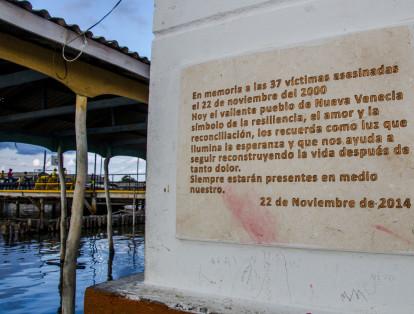 En Nueva Venecia ocurrió una de las peores masacres realizadas por los paramilitares en el Caribe. Asesinaron a 39 pescadores en noviembre del 2000. Con esta placa en la iglesia honran la memoria de las víctimas.