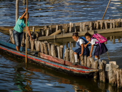 Desde chicos, los pequeños venecianos aprenden todo lo que deben saber para movilizarse en canoas, como lo han hecho sus padres y sus abuelos.