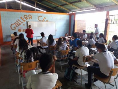 Estudiantes de los corregimientos La Sierra de la Cañada y El Cedral, así como de las veredas Cucuana, San Isidro Alto, El Espejo y La Reforma, también asisten a las clases.