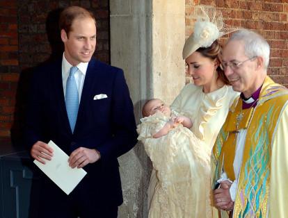En octubre de 2013, el príncipe Guillermo, duque de Cambridge, y su esposa Catherine, duquesa de Cambridge, durante el bautizo de su hijo el príncipe George de Cambridge junto al arzobispo de Canterbury en la capilla real en el palacio de St James en Londres.