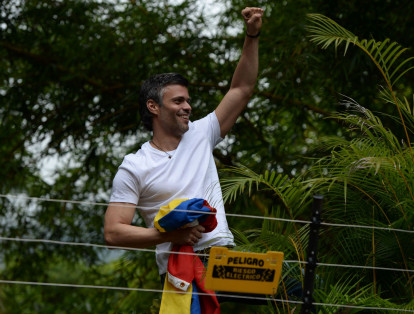 López ondea bandera de Venezuela en primera aparición tras excarcelación.