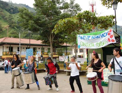 El grupo Batucada viajó desde Pereira para apoyar la consulta popular en el sur del Quindío.