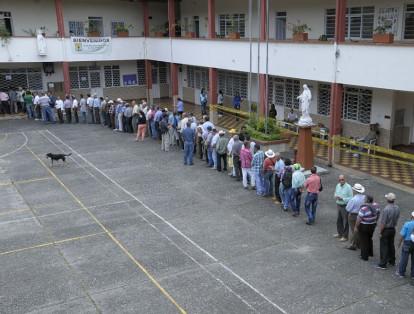 Las filas de adultos mayores fue la constante durante las votaciones en Pijao.