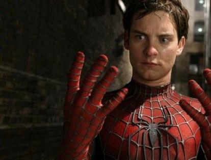En 2002, el actor estadounidense Tobey Maguire fue el encargado de encarnar al icónico Peter Parker. La cinta relata el comienzo de la vida del superhéroe cuando es mordido por una araña en un laboratorio de genética. Junto a él, actúan Kirsten Dunst y James Franco.