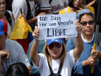 El 6 de junio, a través de un video difundido por redes sociales desde su celda en la prisión militar de Ramo Verde, Leopoldo López llamó a los militares a "rebelarse" frente a lo que la oposición denuncia como una "salvaje represión" contra las movilizaciones.