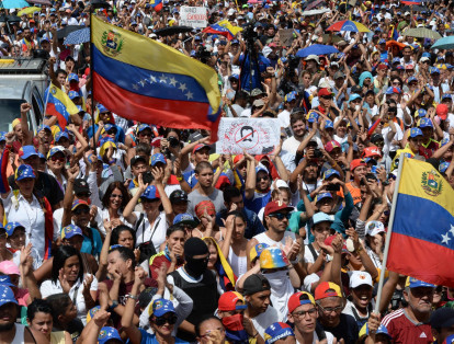 Finalmente el opositor también pidió a la disidencia venezolana tomar de nuevo este domingo las calles de Caracas y participar en el plebiscito contra la constituyente; porque según él “Hoy estoy preso en mi casa, pero también está así el pueblo de Venezuela”.