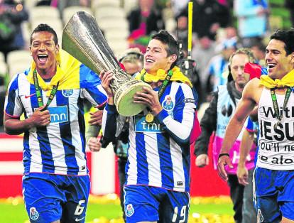 Tras el paso por Argentina, el Porto de Portugal se fijó en el '10' colombiano e hizo parte de este club junto a Fredy Guarín y Radamel Falcao García. Allí, James levantó 7 títulos entre los años 2010 y 2013.
