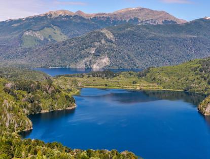 Parque Nacional Los Alerces, en Argentina 

El territorio se ha construido tras las glaciaciones debido a que sus cambios han modificado la apariencia de los lagos, produciendo pozos de aguas claras y circos glaciales. Además, está ubicado al norte de la Patagonia, motivo por el cual se ha considerado como una de las mayores reservas de bosque patagónico y de especies endémicas amenazadas de extinción.