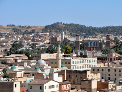 Asmara, en Eritrea

Este patrimonio se construyó durante 1890 con la intención de desarrollar un puesto militar de Italia.  Años más tarde, la ciudad, que está ubicada a más de 2000 metros sobre el nivel del mar, se fue llenando con edificios, iglesias, sinagogas, hoteles y mezquitas. Actualmente es un ejemplo de urbanismo moderno.
