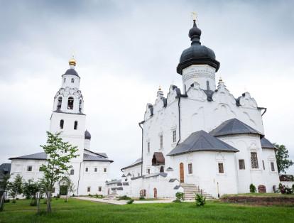 Catedral de la Asunción y Monasterio de Sviyazhsk, en Rusia 

La sede fue fundada por Iván el Terrible en 1551 luego de la conquista de Kazan Khanate; está ubicado en la ciudad de Sviyazhsk, entre los ríos Volga, Sviyaga y Shchuka. Es considerado como Patrimonio debido a que la catedral cuenta con pinturas y murales ortodoxos orientales.