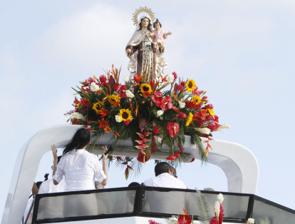 La procesión arrancó hacia las 3 de la tarde, la Virgen del Carmen, se alzaba imponente sobre la embarcación ARC Playa Blanca, adornada de flores.