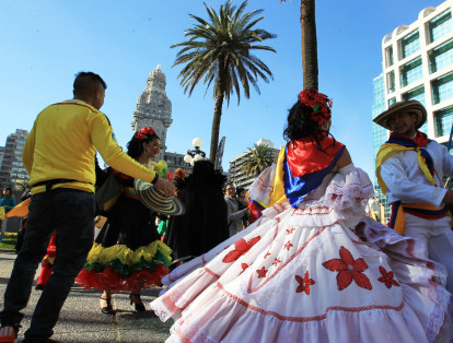 Bailarines con trajes típicos colombianos participan en un desfile organizado por la embajada de Colombia en Uruguay.