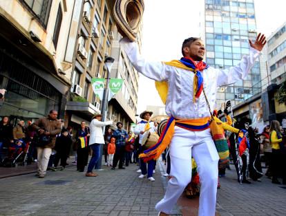 Los colores, la música y la alegría son el sello de un desfile que recorre la Ciudad Vieja de Montevideo al son de la Banda de Música de Puerto Colombia.