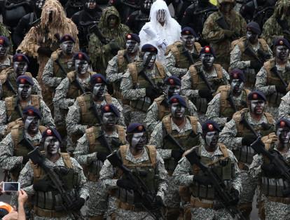 Miembros de las Fuerzas Armadas exhiben parte de su uniforme de camuflaje durante el desfile del Día de la Independencia.