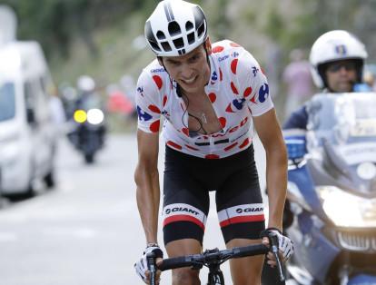 El ciclista francés Warren Barguil es el portador de la camiseta de puntos rojos que lo acredita como el mejor escalador.