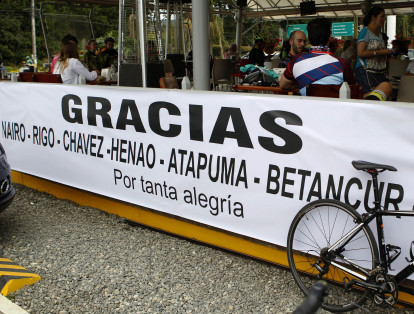 Con un afiche, los aficionados celebraron la participación de los siete colombianos en el Tour.