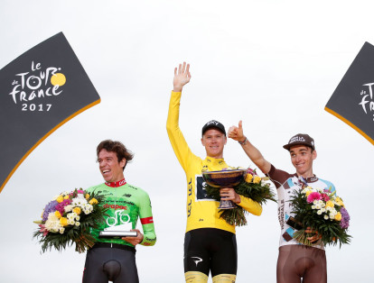 Froome, Urán y Bardet celebran en el podio del Tour de Francia.