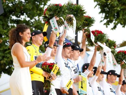 Sergio Luis Henao, del Sky, celebró el título del mejor equipo del Tour, al lado de su líder, Chris Froome.
