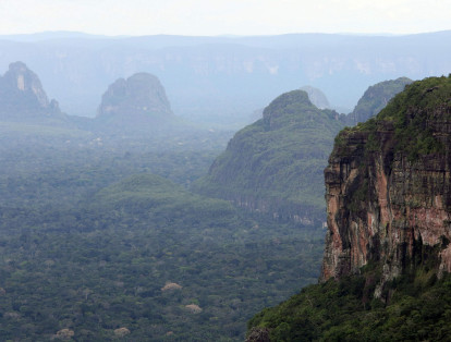 El Parque Natural de la Serranía de Chiribiquete es considerado el más grande de Colombia. Se encuentra ubicado entre los departamentos de Caqueta y Guaviare y cuenta con cerca de 28.000 kilometros.