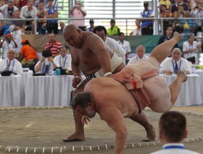 Los luchadores de sumo no pueden ingerir ningún tipo de alimento sino hasta el mediodía con el fin de relentizar su metabolismo.