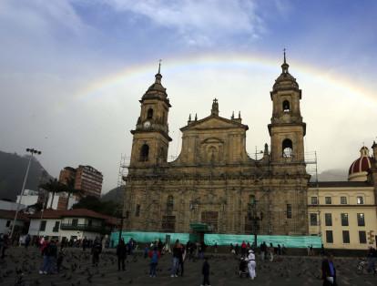 En la plaza de Bolívar fue donde más se registraron fotos hermosas del arcoiris. Buena parte de la tarde,  el centro capitalino estuvo adornado con esta hermosa gama de colores.