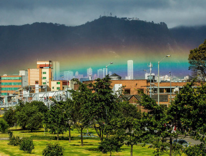 Desde la Avenida América con calle 68 se logró apreciar el arcoíris bajo que inundo el cielo de Bogotá.