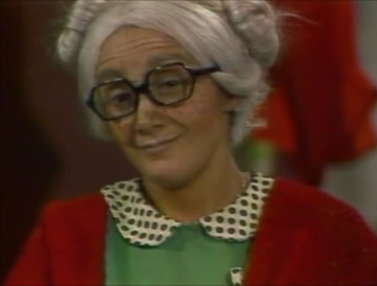 Doña Nieves, la abuelita de Don Ramón y la 'biscabuela' de la Chilindrina en la serie de comedia 'El chavo del ocho'. A pesar de sus pocas apariciones, es recordada por ser una mujer alegre, chismosa y en ocasiones gruñona.