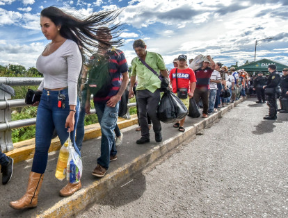 Previo a la Asamblea Constituyente del domingo, miles de venezolanos cruzan la frontera a cuestas con sus maletas.