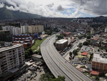 Vista de una autopista parcialmente vacía hoy, miércoles 26 de julio de 2017, durante la huelga general de 48 horas en Caracas (Venezuela).